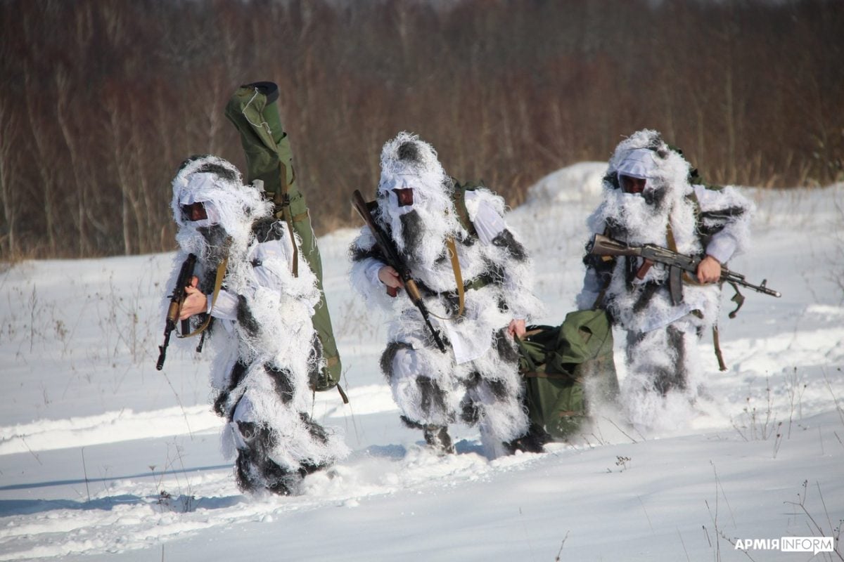 烏克蘭軍人模擬雪地作戰。（圖／烏克蘭國防部臉書）