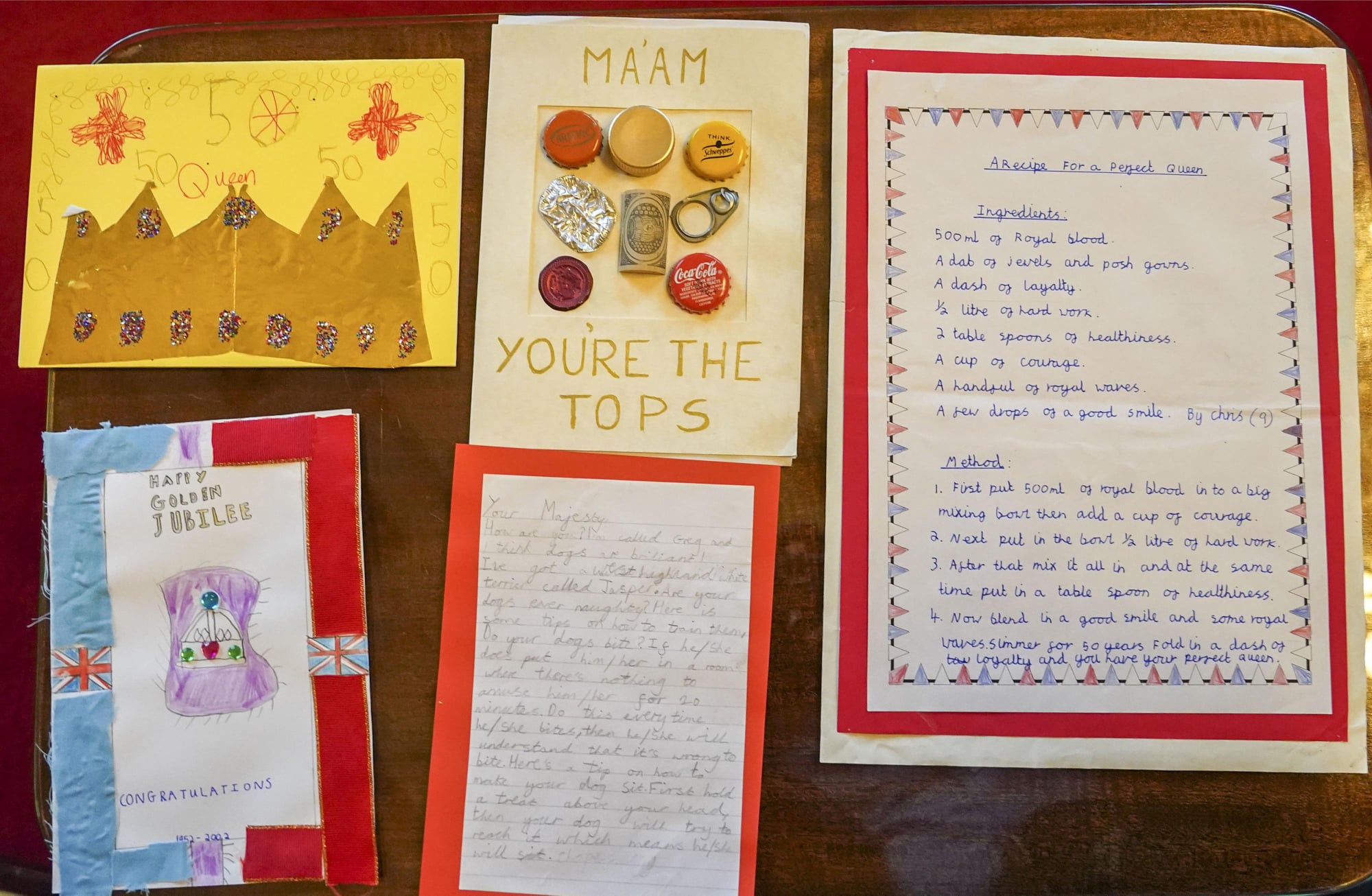 一名九歲男孩送她一份自製的《完美女王的食譜》（圖右）。