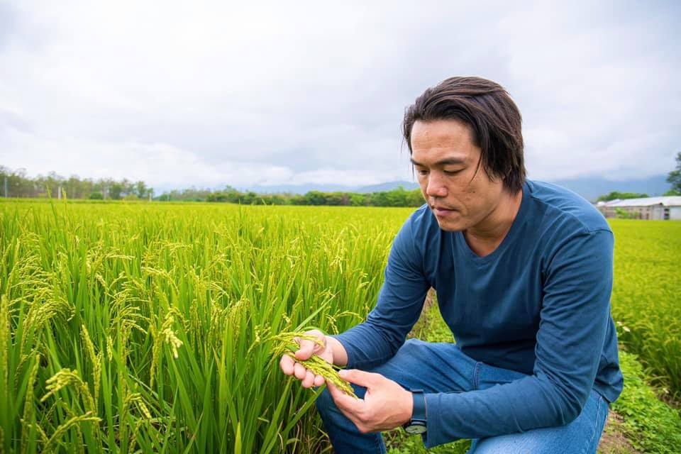 魏瑞廷因孝順父母回鄉務農開啟一片藍天。(魏瑞廷提供)