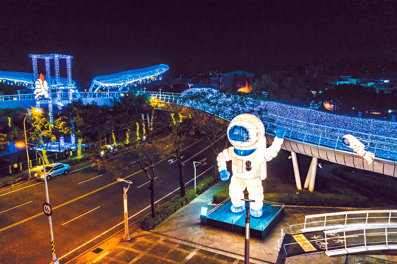 屏東萬年溪燈區「太空人」主題燈。（圖／屏東縣政府傳播暨國際事務處提供）