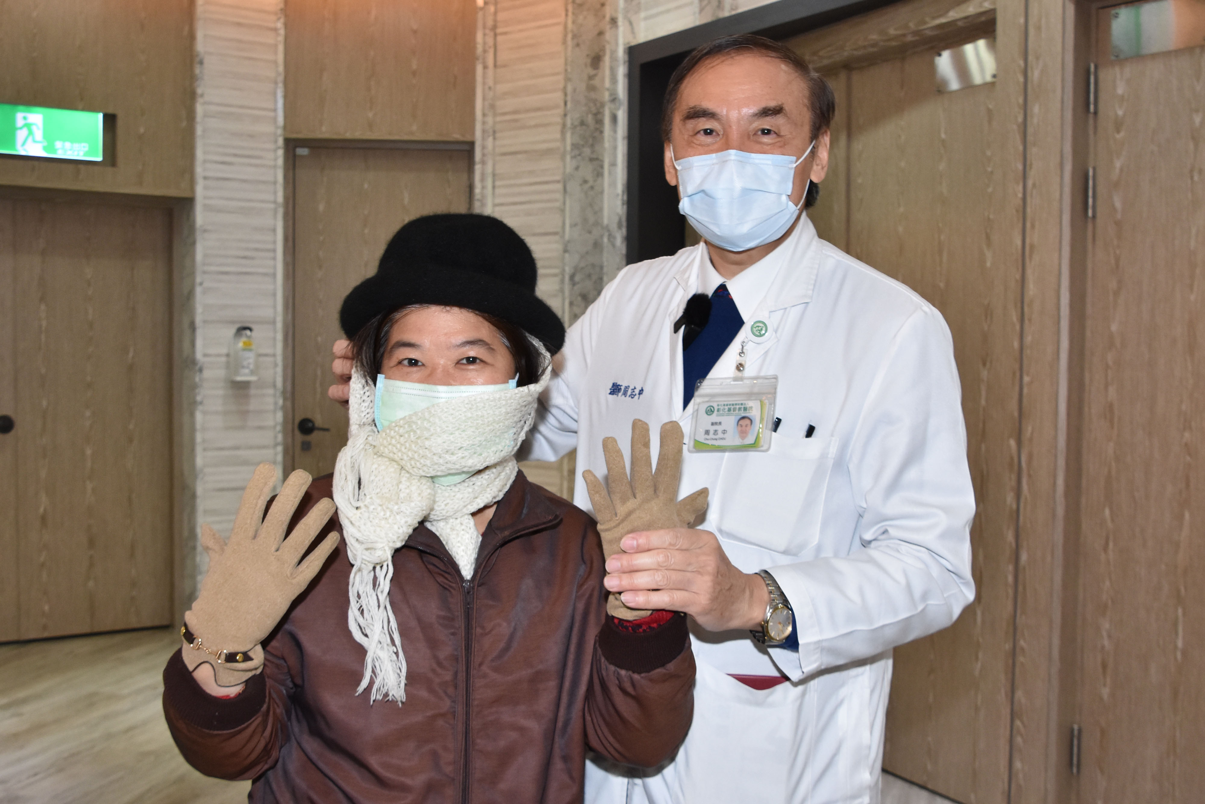 周志中醫師(左)提醒保暖措施。(圖/彰化基督教醫院提供)