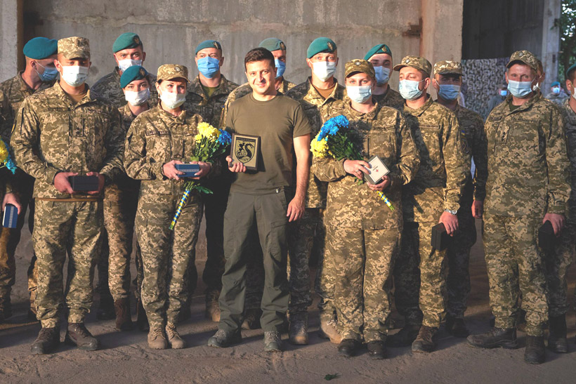 烏克蘭總統澤倫斯基與士兵。（圖／翻攝自zelenskiy_official IG）