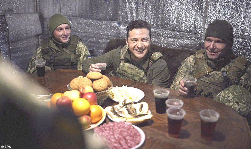 澤倫斯基與士兵一起共餐，氣氛融洽。（圖／翻攝自IG@zelenskiy_official）