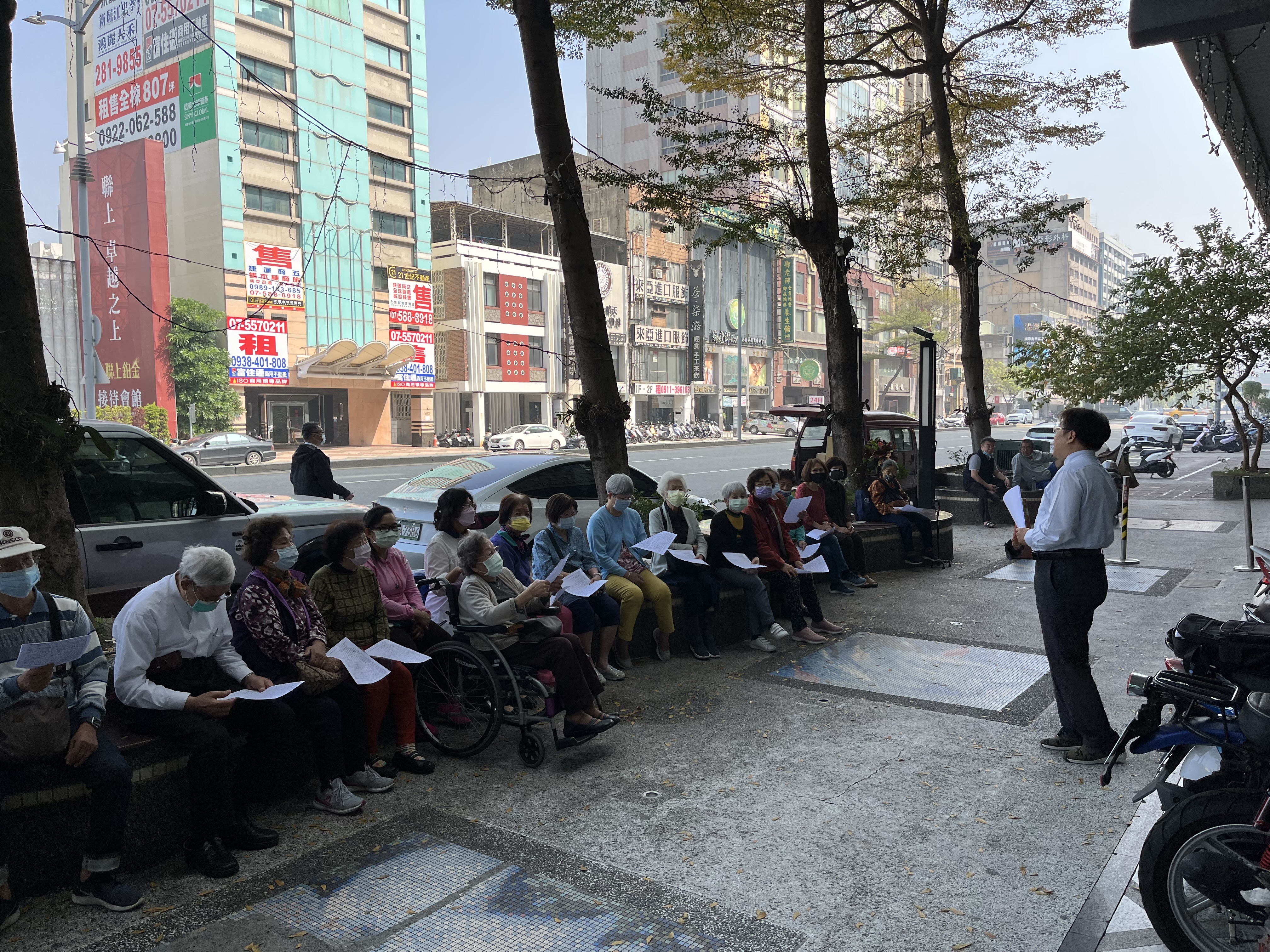 不少民眾聚集於人行道上聽講道。