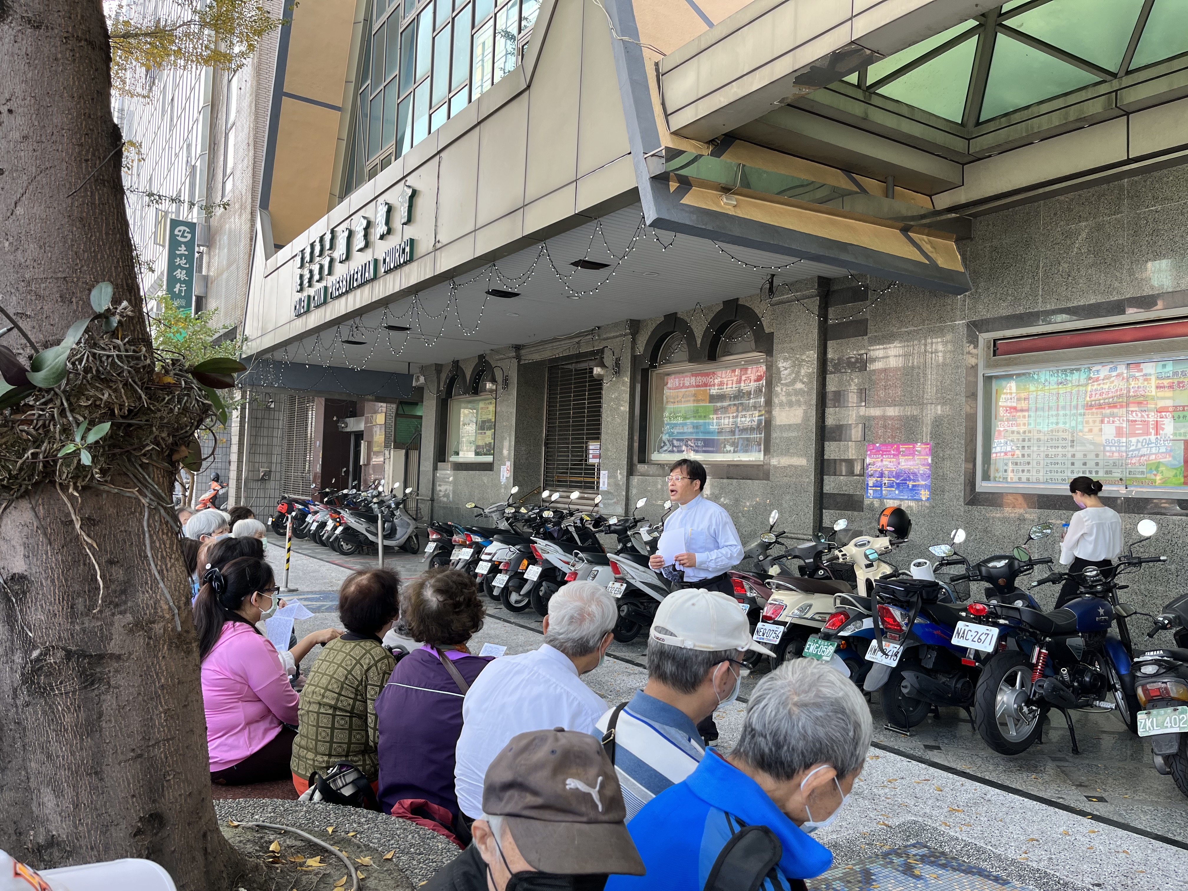 前金長老教會牧師黃明宗，站在教會門口傳講信心。