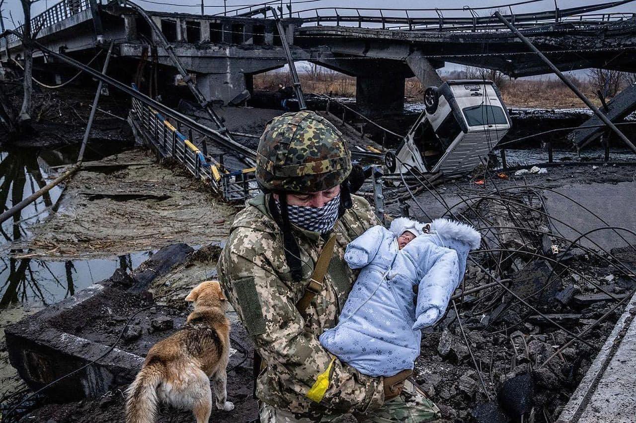 烏克蘭軍方救出逃避俄軍炮火攻擊下的嬰兒。（圖／Twitter@Ukraine）