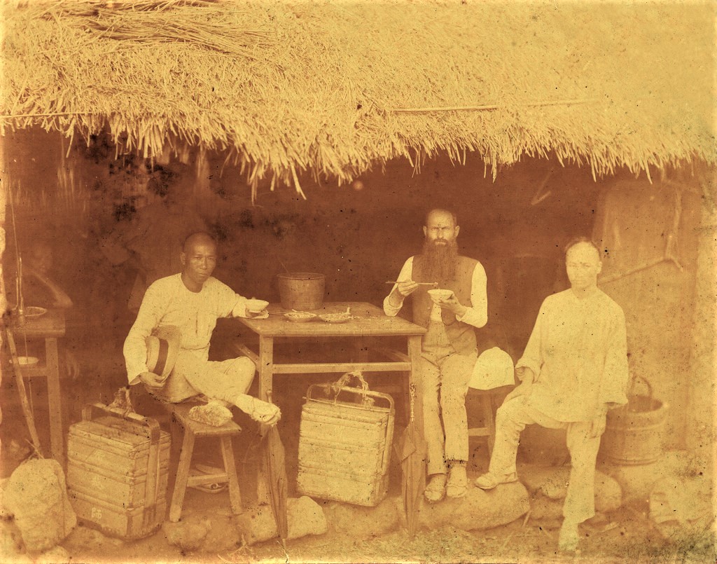 左起為：嚴清華牧師、馬偕博士、助手柯維思。（典藏者：真理大學校史館，發佈於《開放博物館》，CC BY-NC-SA 3.0 TW）