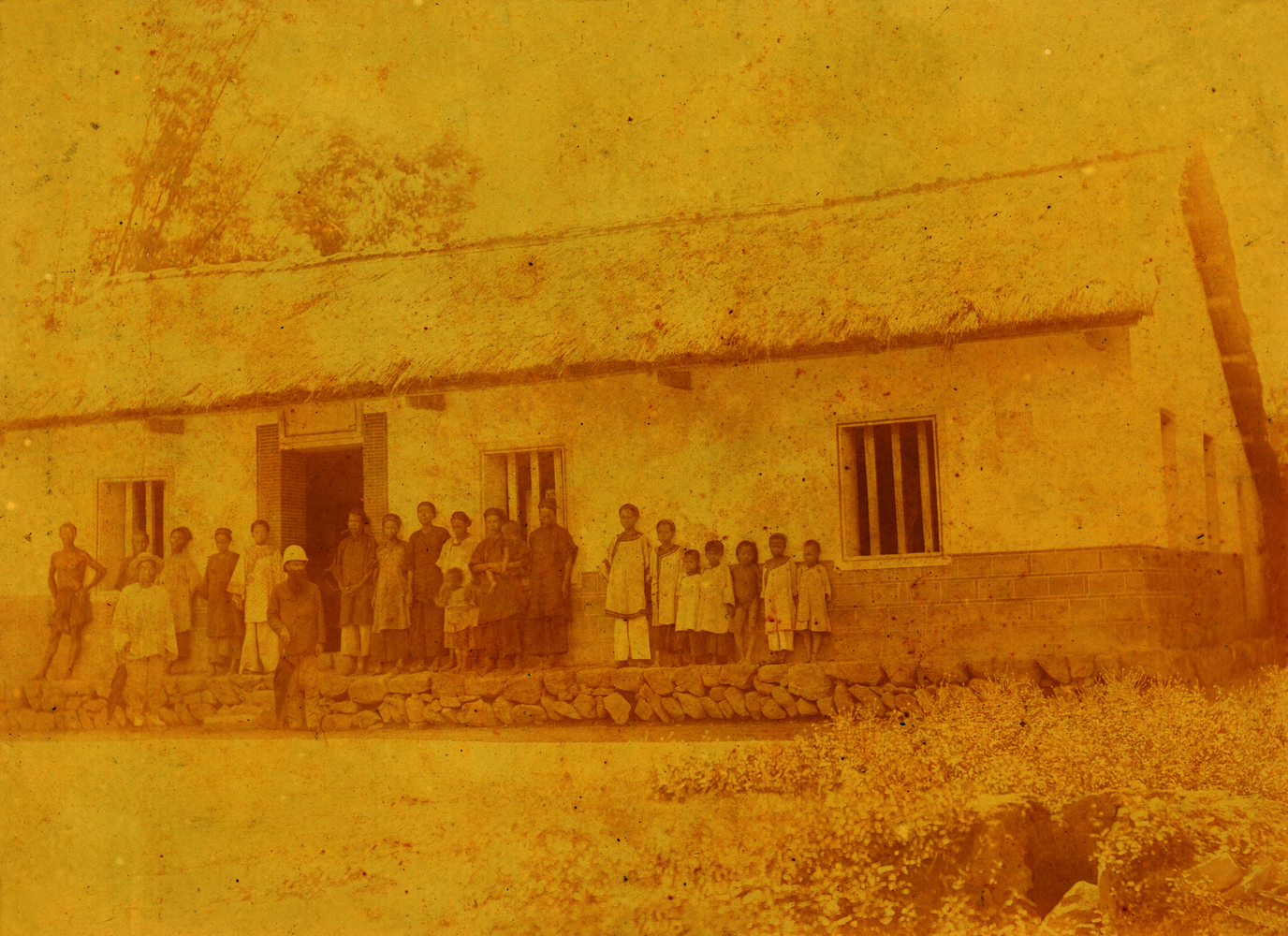 馬偕博士探訪平埔教會信徒家庭。（典藏者：真理大學校史館，發佈於《開放博物館》，CC BY-NC-SA 3.0 TW）