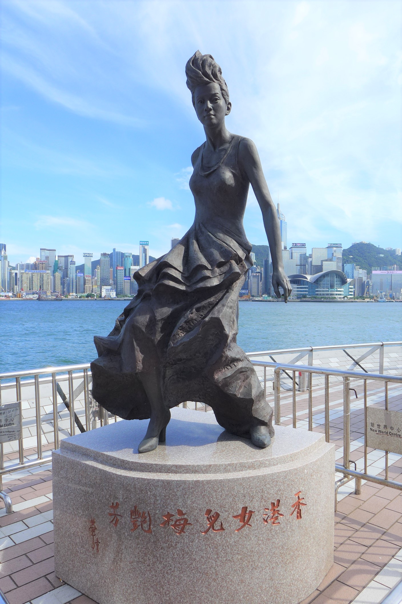 豎立在尖沙咀星光大道的「香港女兒梅艷芳」銅像。（來源：Wikipedia/cc/Wing1990hk）