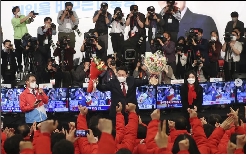 尹錫悅宣布當選，支持者歡呼。（圖／翻攝自尹錫悅臉書）