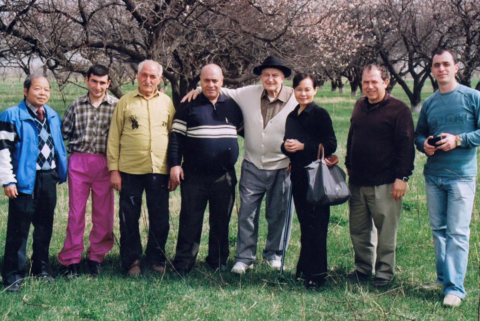 柯希能牧師(右四)和瓦特牧師(右二)一起在亞美尼亞宣教。(圖/柯百佳提供)