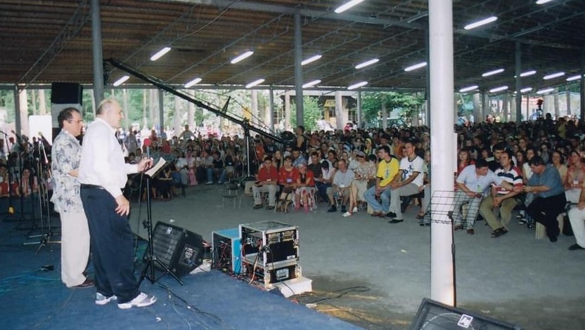 柯希能牧師2007年在基輔青年夏令會講道。(圖/柯百佳提供)