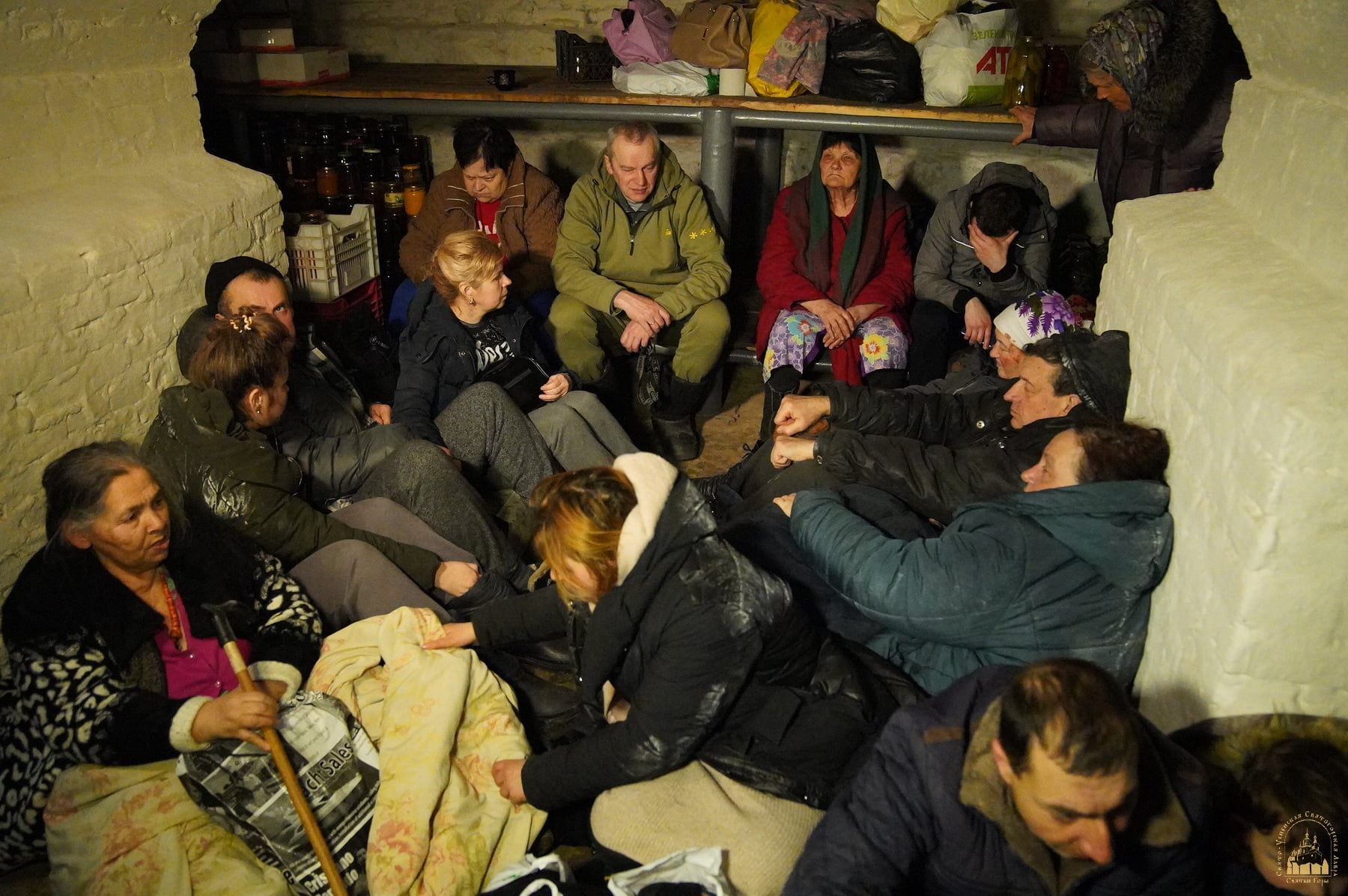 當時躲藏在修道院地下室的難民。（圖／翻攝自FB@svlavra）
