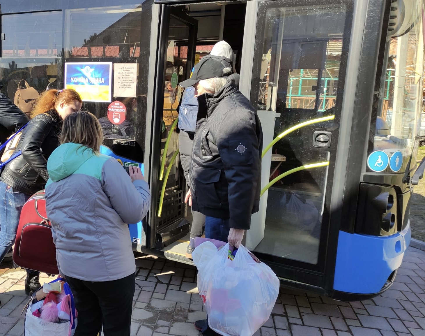 烏克蘭當地牧師幫忙媽媽及小孩搭巴士逃難