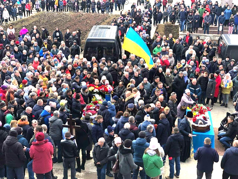 民眾前往悼念扎波羅熱核電廠死者。（翻攝自FB@The New Voice of Ukraine）