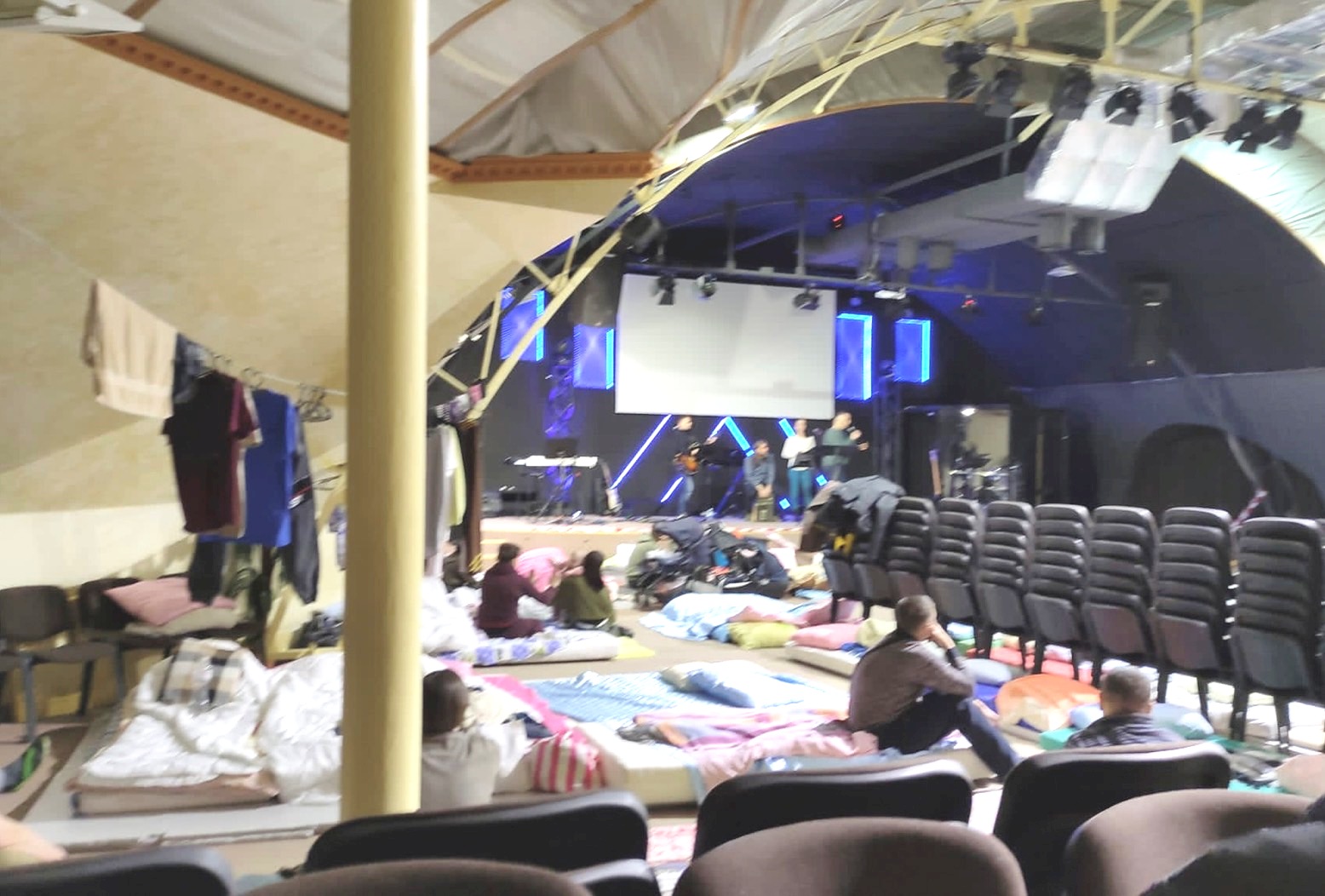 教會成為難民收容所 比爾牧師跟大家一起睡在教會的地板