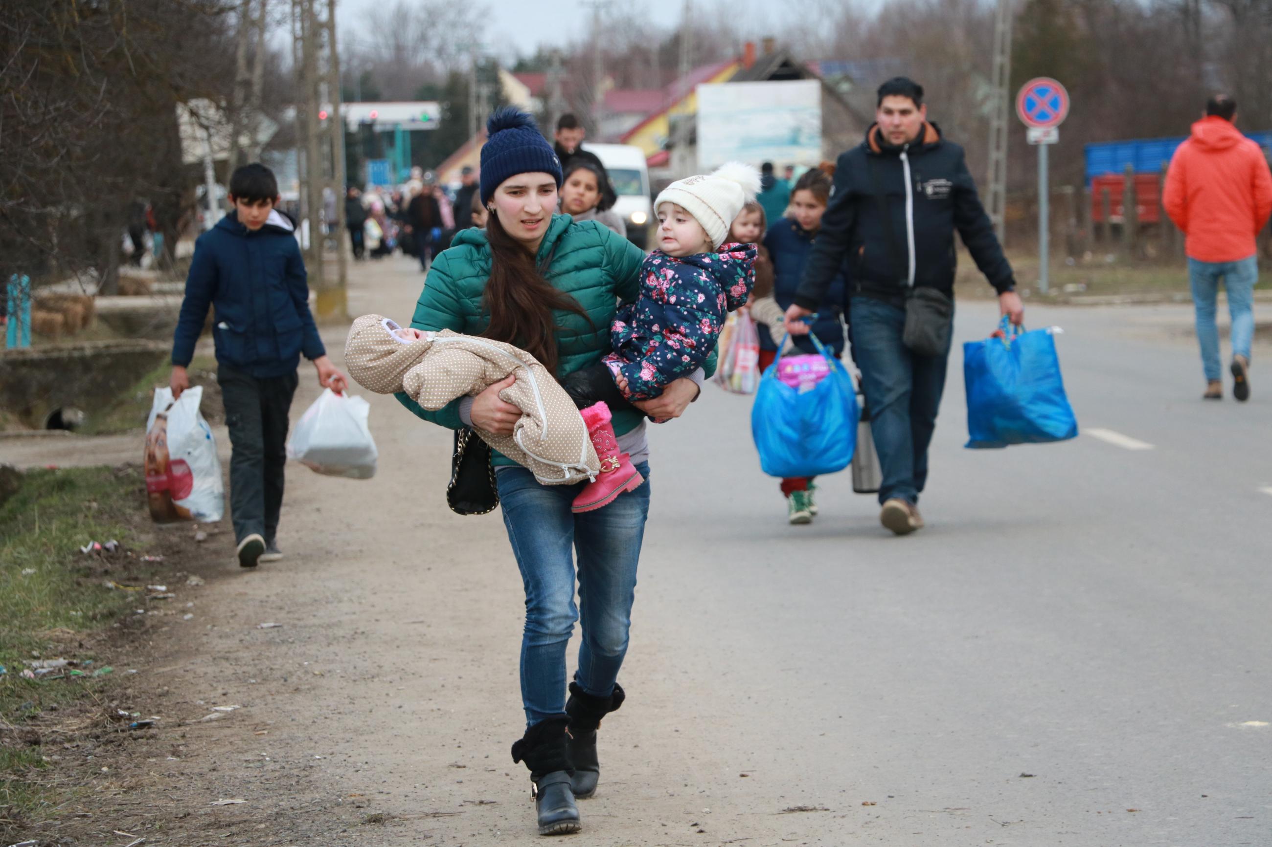 一位年輕的烏克蘭母親帶著她三個月大的嬰兒和她三歲蹣跚學步的孩子，越過邊境進入匈牙利，她逃離了烏克蘭，留下了她的丈夫。 （圖／UNHCR）​​    ​​    ​