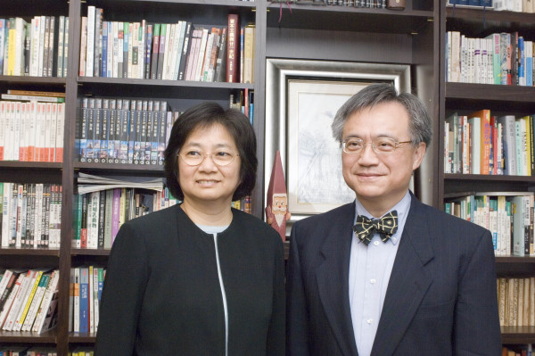 郭瑞年教授與先生洪銘輝教授。(圖/清大網站)