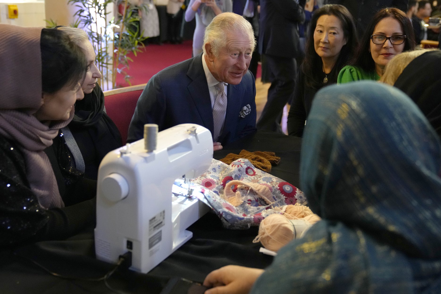 英國查爾斯王子到教會了解安置難民計畫。（圖／翻攝自FB@TheRoyalFamily）
