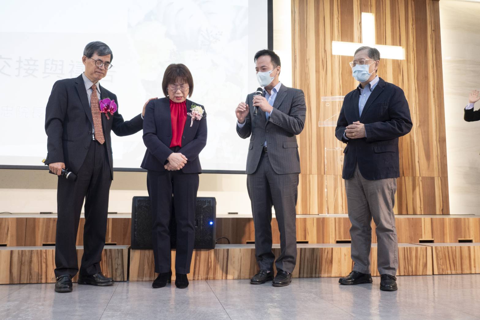 謝宏忠院長及周巽正牧師為履新的錢玉芬老師祝禱（靈神提供）