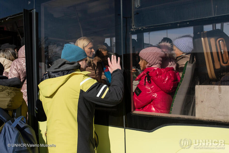 烏克蘭男人與妻女道別後，回頭上戰場，對抗俄羅斯的侵略。（圖／Twitter@Refugees）