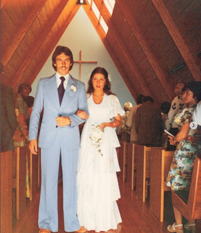 休斯頓牧師夫婦結婚照。兩人結褵45年。（圖／IG@lauratoggs）