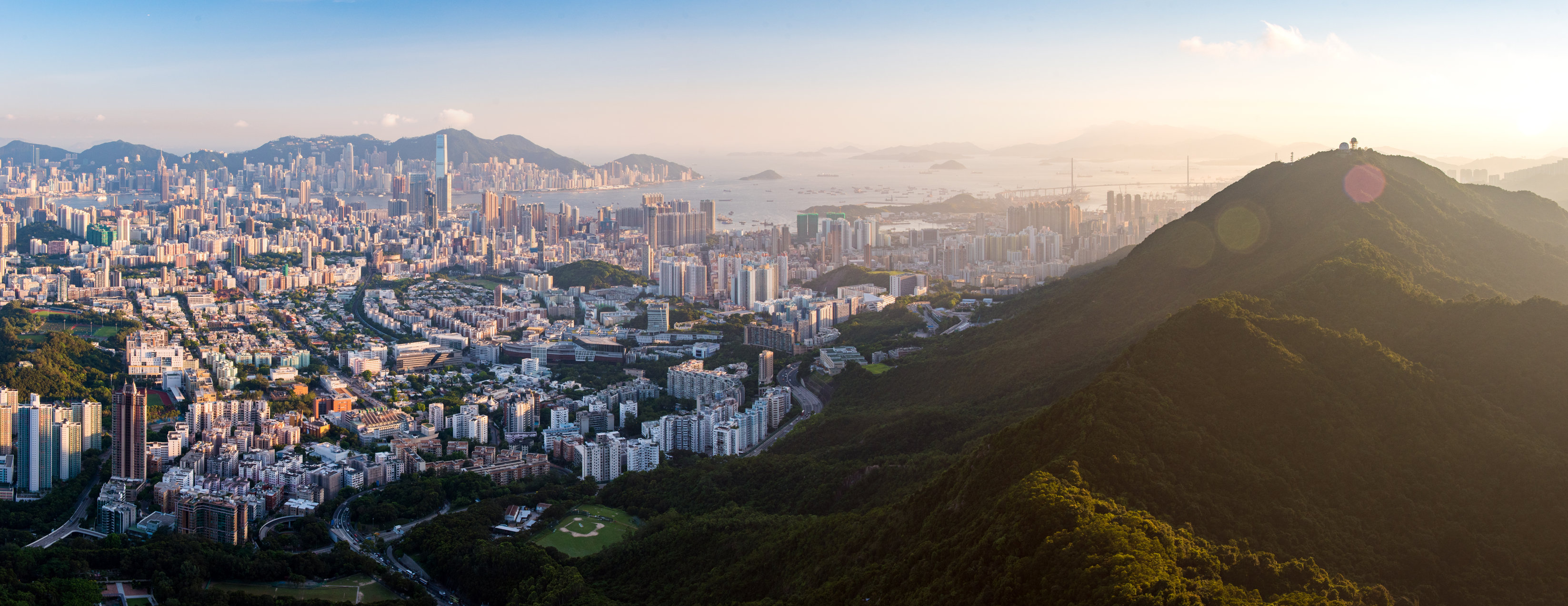 香港獅子山山頂一覽九龍到港島的景色。