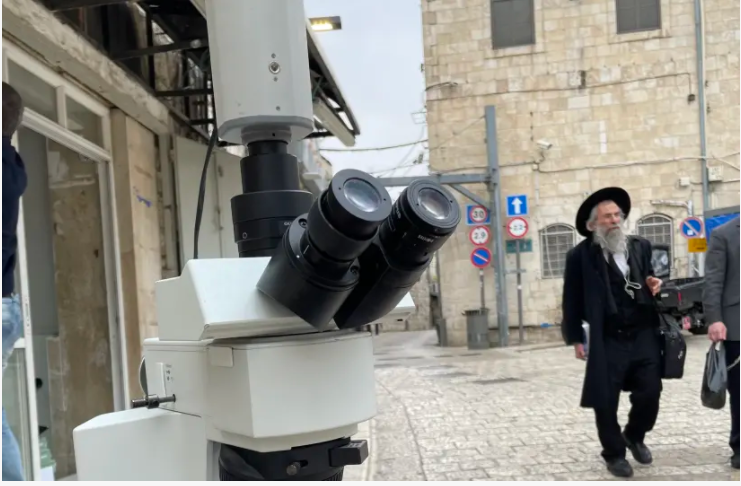 耶路撒冷展示觀看奈米聖經的電子顯微鏡。（圖／City Studios）