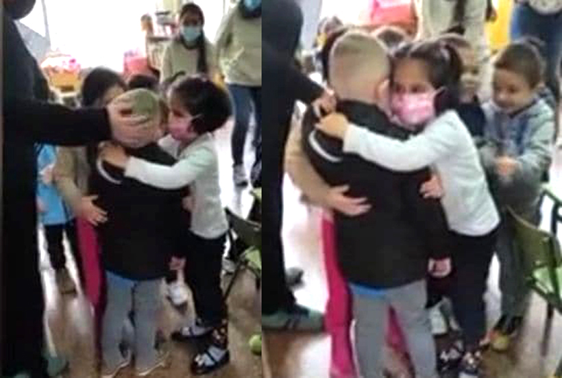 西班牙幼稚園小朋友親吻擁抱烏克蘭難民兒童，歡迎他成為新同學。（Twitter @olex_scherba）