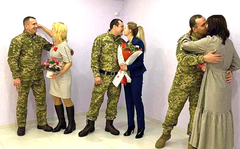 自烏俄戰爭爆發以來，已有1萬5433對烏克蘭新人結婚。（圖／翻攝自Twitter @olex_scherba)