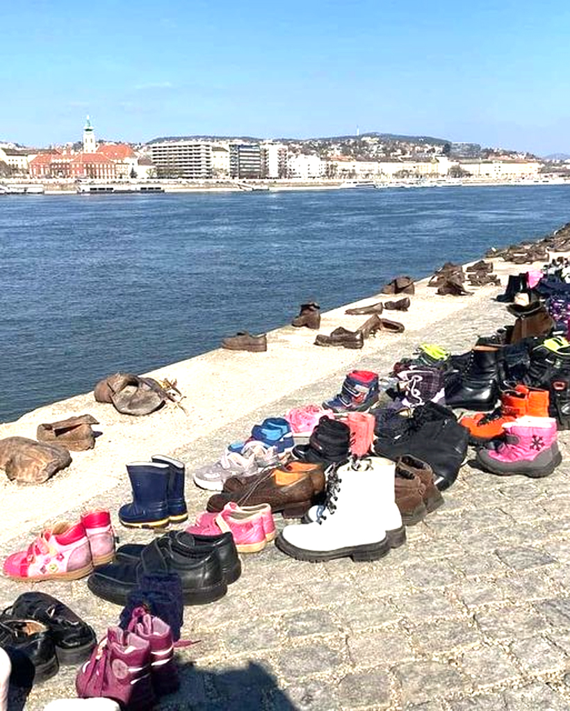 匈牙利民眾在多瑙河堤岸鐵鑄鞋旁增加新鞋，表達挺烏立場。（圖／翻攝自Twitter @olex_scherba)