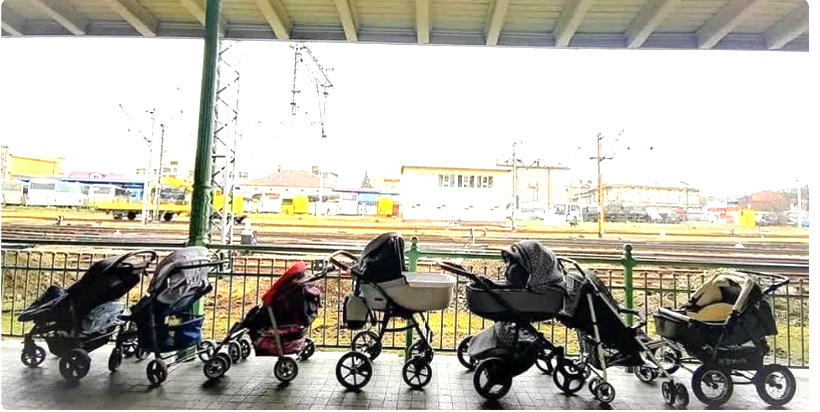 波蘭的媽媽們把嬰兒車留在月台上，要給那些帶著孩子逃到波蘭的烏克蘭媽媽們。（圖／翻攝自FB@theother98）
