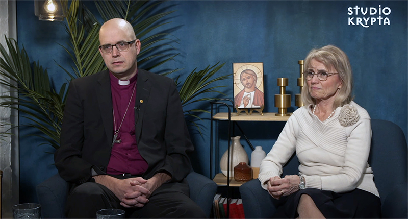 前內政部長、國會議員萊塞寧和芬蘭福音派路德宗教區主教尤哈納．波霍拉因2004年著作中的聖經婚姻觀點，於2019年受到調查，並於2021年被起訴。（圖／ELMDF影片截圖）