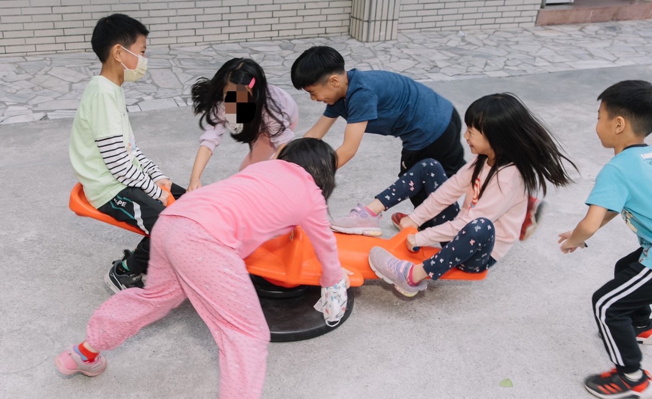 遊戲應是童年主要的活動。(圖/救助協會提供)