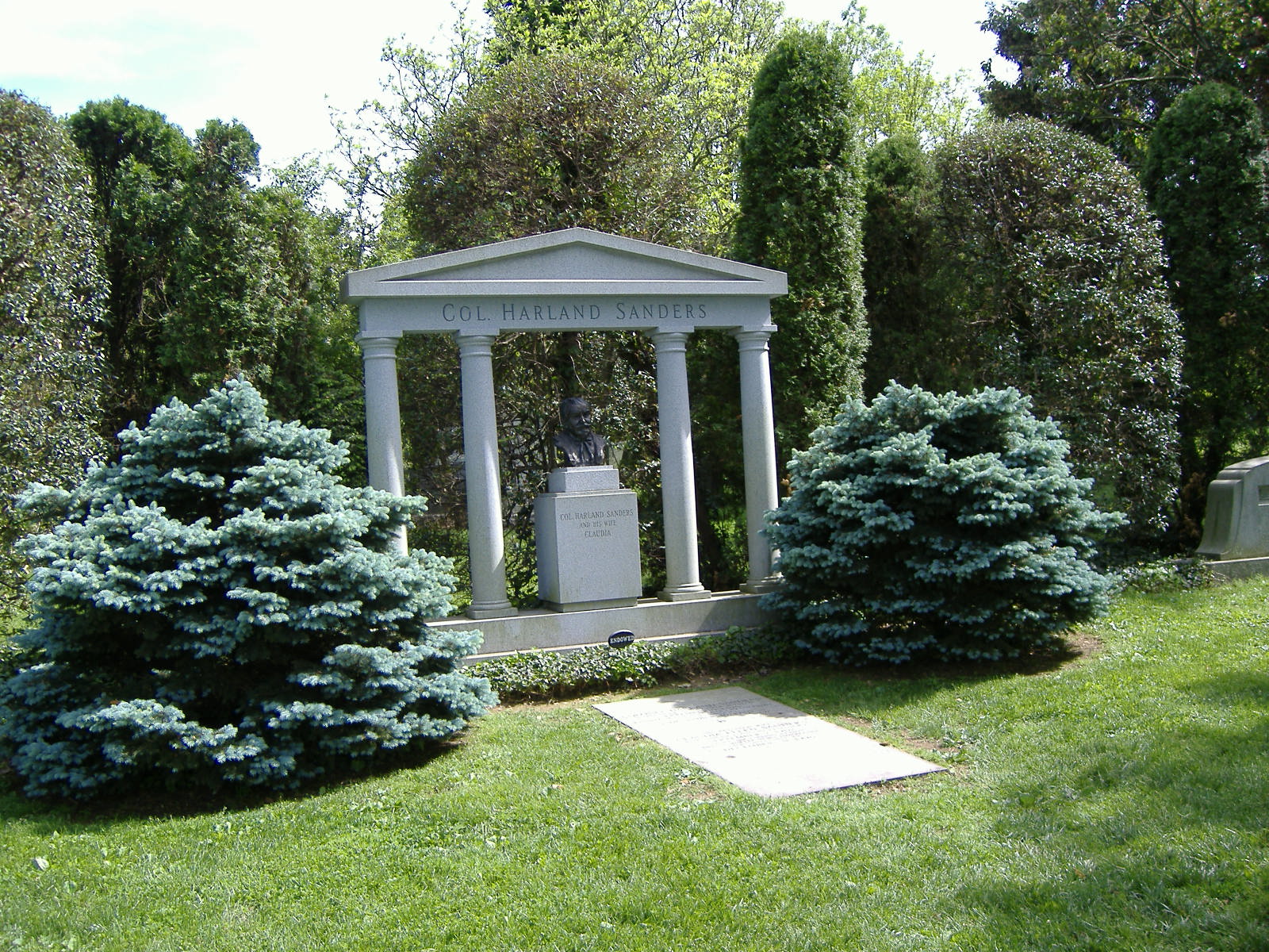 桑德斯埋葬於故鄉肯塔基州路易斯維爾的凱夫希爾墓園。（圖／wiki）