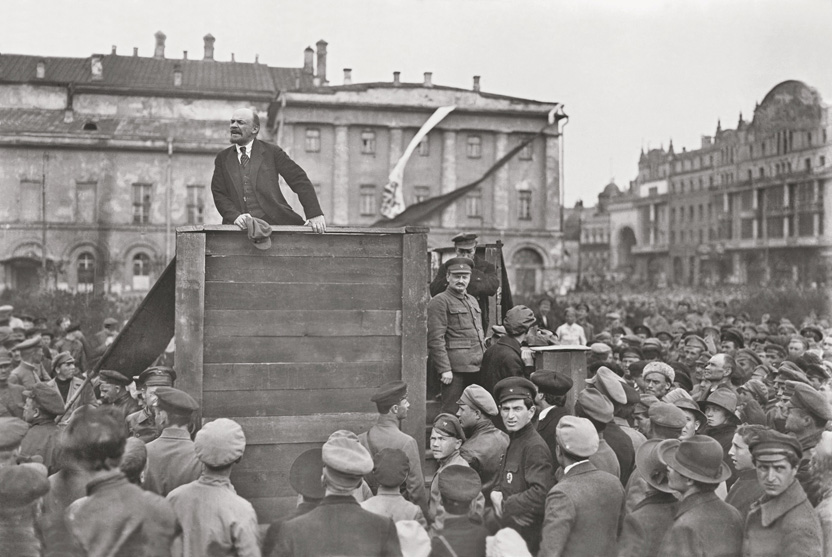 1920年五月 5 日莫斯科衛戍部隊閱兵式，列寧發表演說。（來源：維基）
