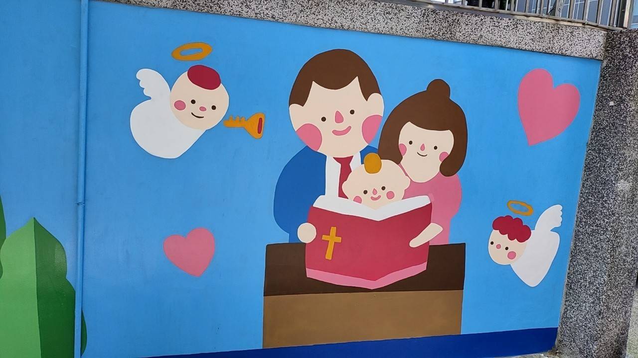 以家為主題的父母帶小孩讀聖經（梁敬彥攝影）