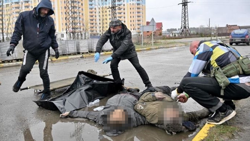 維諾格拉多夫（左下）和基督徒友人（右下）走在布查街道上被俄軍槍殺，遺體留在地上。（圖／翻攝自FB@ruslanstory）