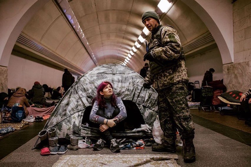 躲在地鐵內的烏克蘭女孩。(圖／Twitter@DefenceU）