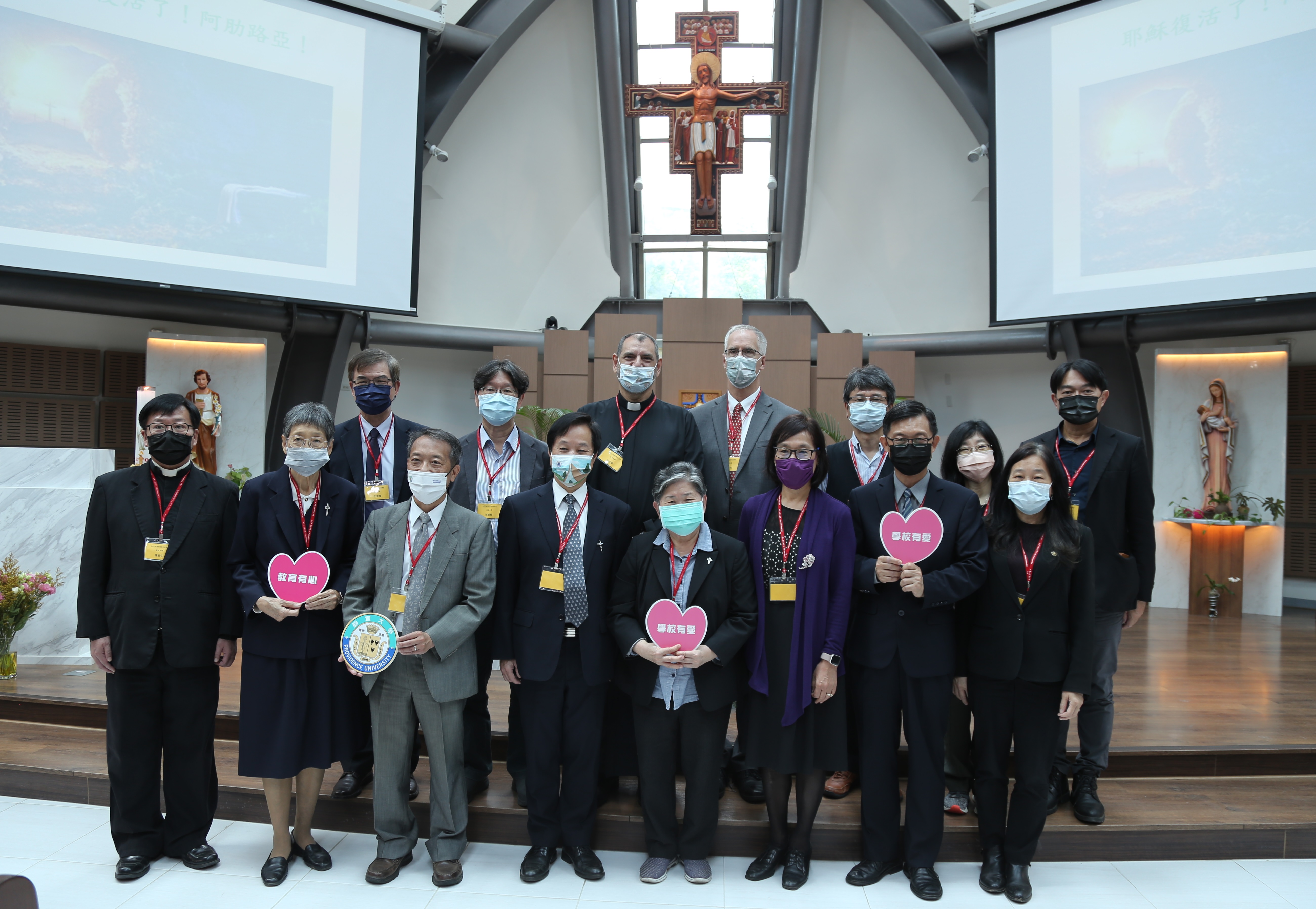 東海大學和靜宜大學聯合祈禱會，參與的校長、牧者和代表等人合影。(圖/東海大學提供)