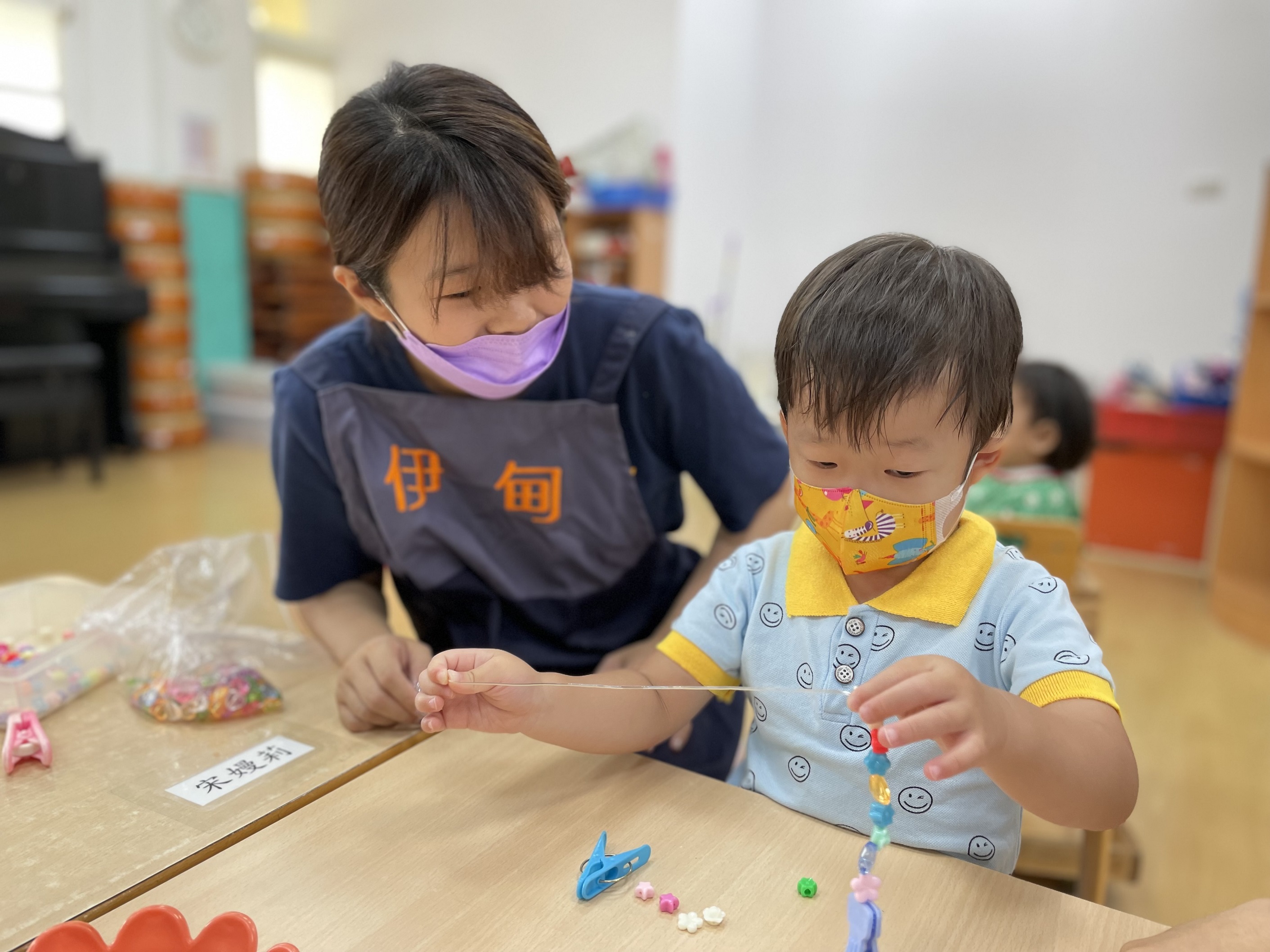 慢飛天使精心製作禮物跟媽媽說愛