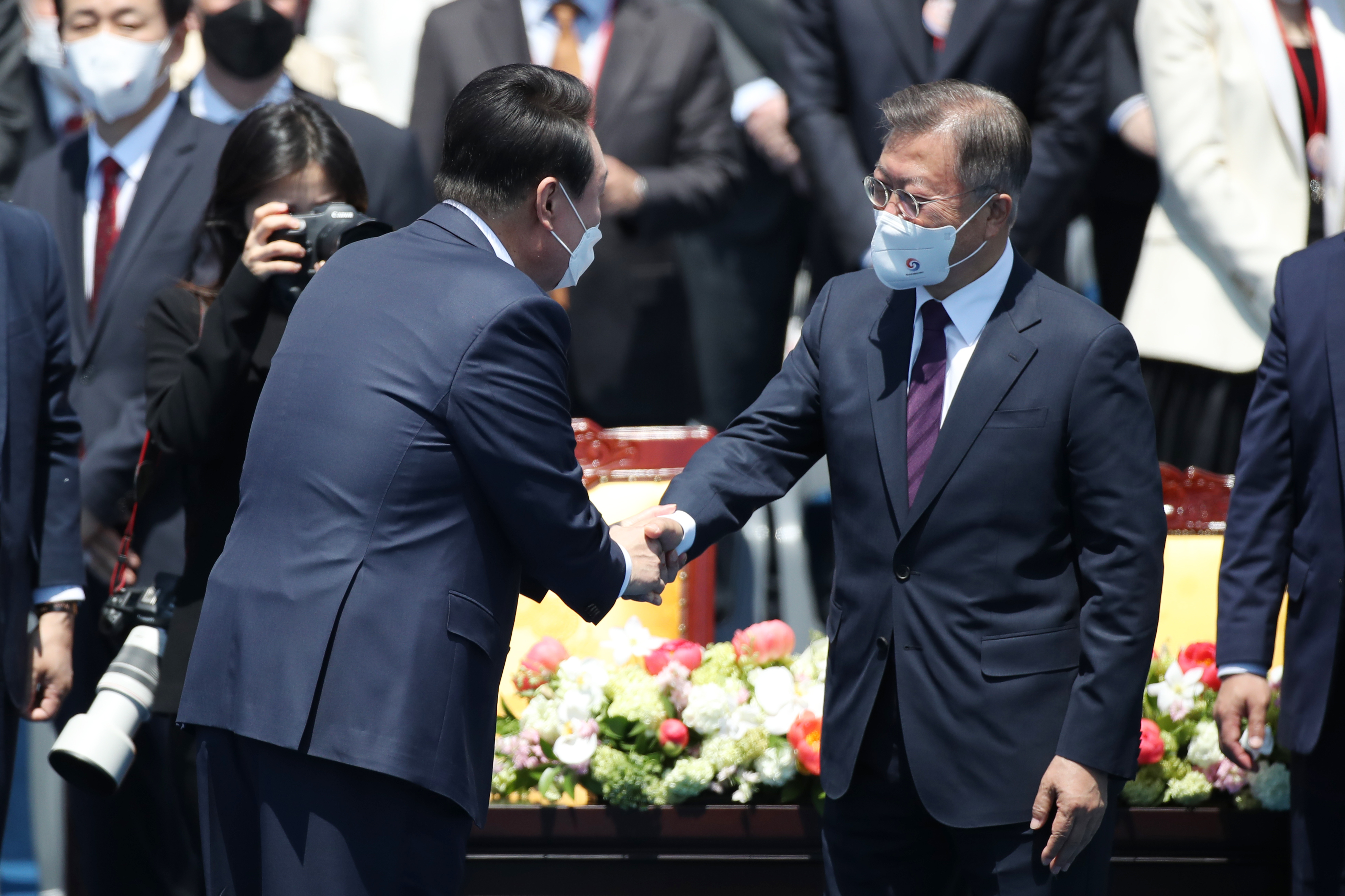 前總統文在寅與尹錫悅握手。（圖／flickr@republicofkorea）