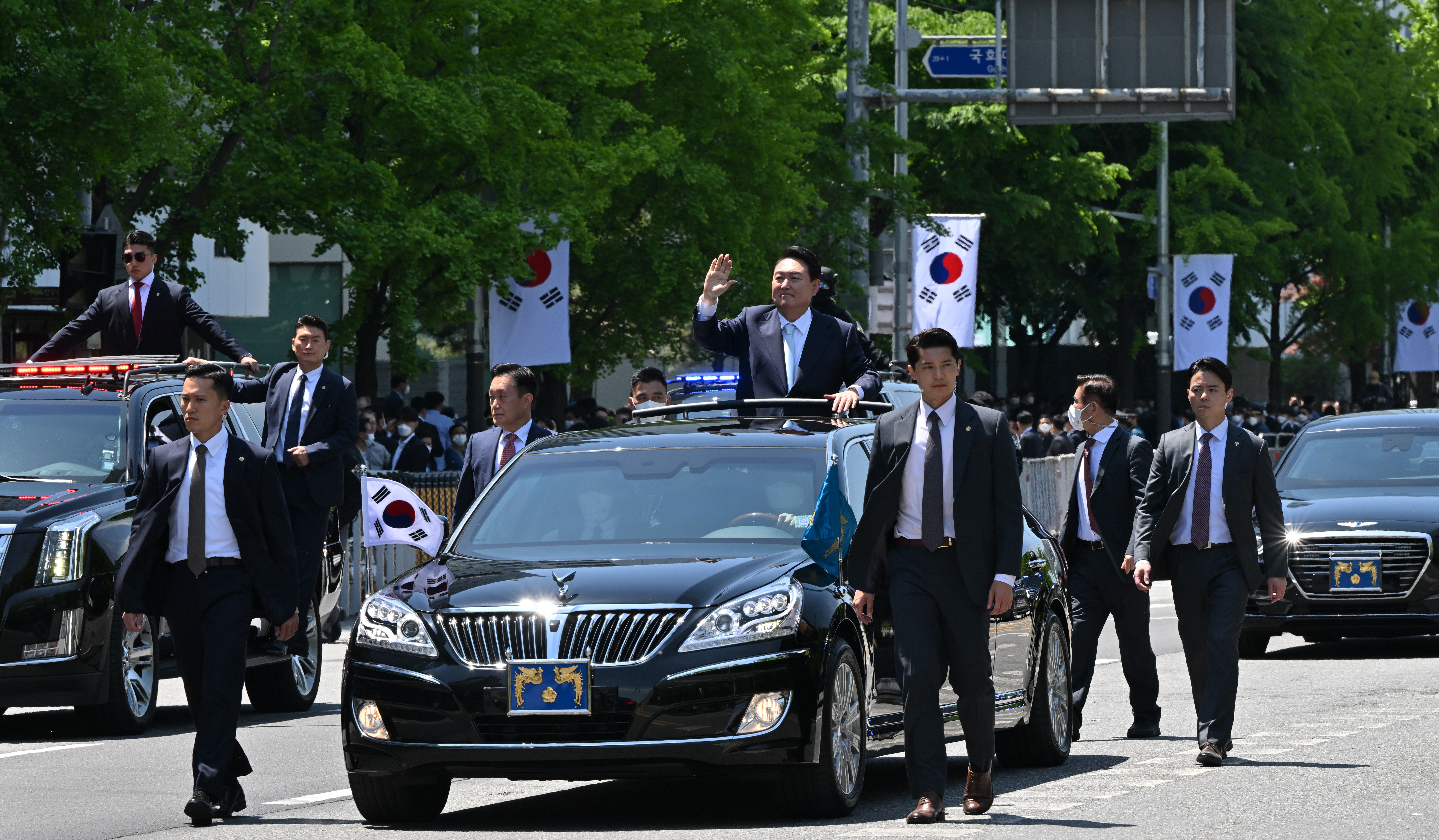 尹錫悅在車上向群眾揮手致意。（圖／flickr@republicofkorea）