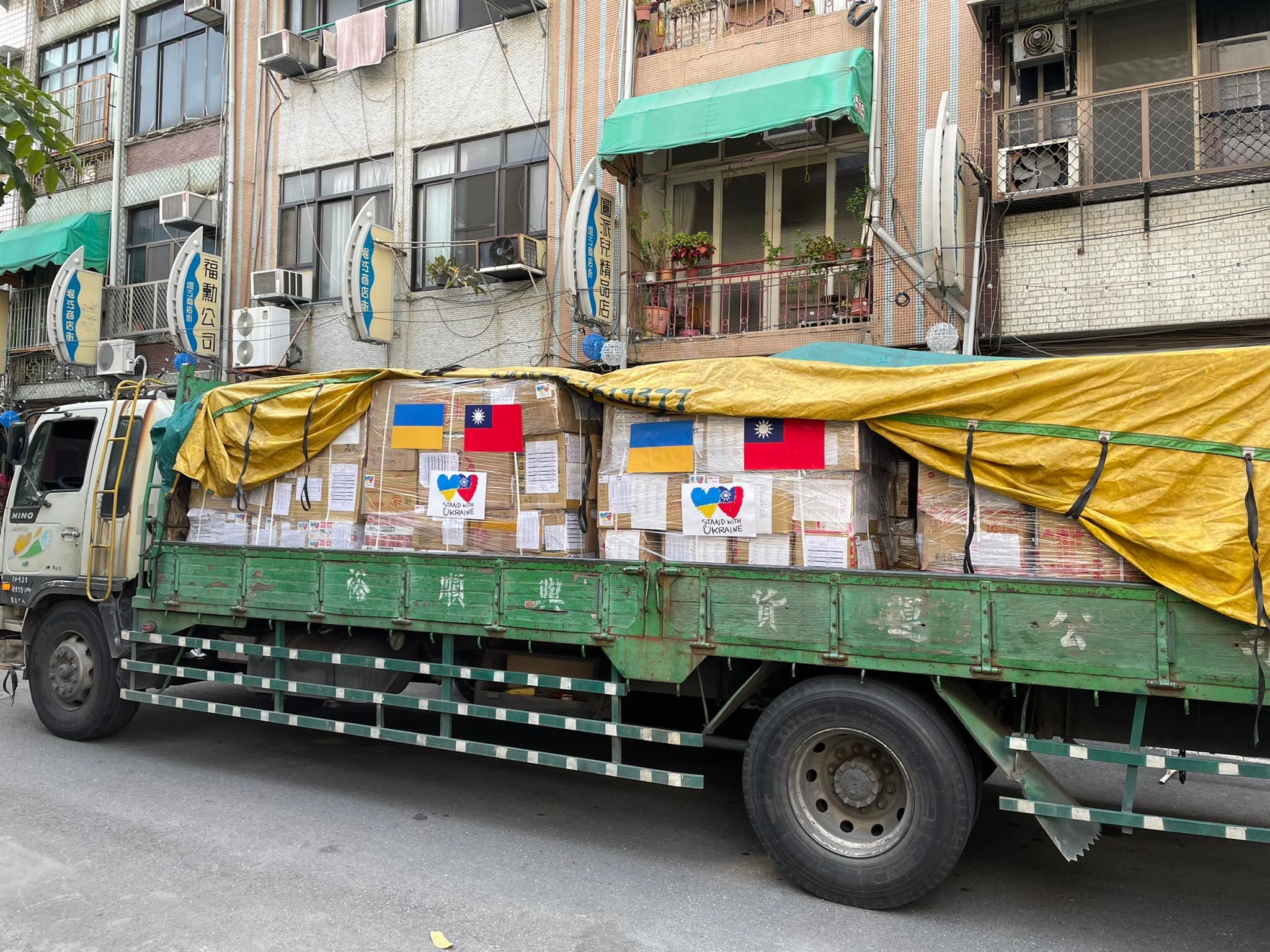 一箱箱來自台灣的愛心物資送往烏克蘭。(林岳提供)