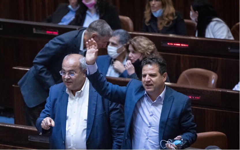2021年7月6日，阿拉伯聯合名單的艾哈邁德．提比（Ahmad Tibi）和艾曼．奧德（Ayman Odeh）在耶路撒冷的以色列議會大會堂舉行之全體會議上。（照片來源：Yonatan Sindel/Flash90）