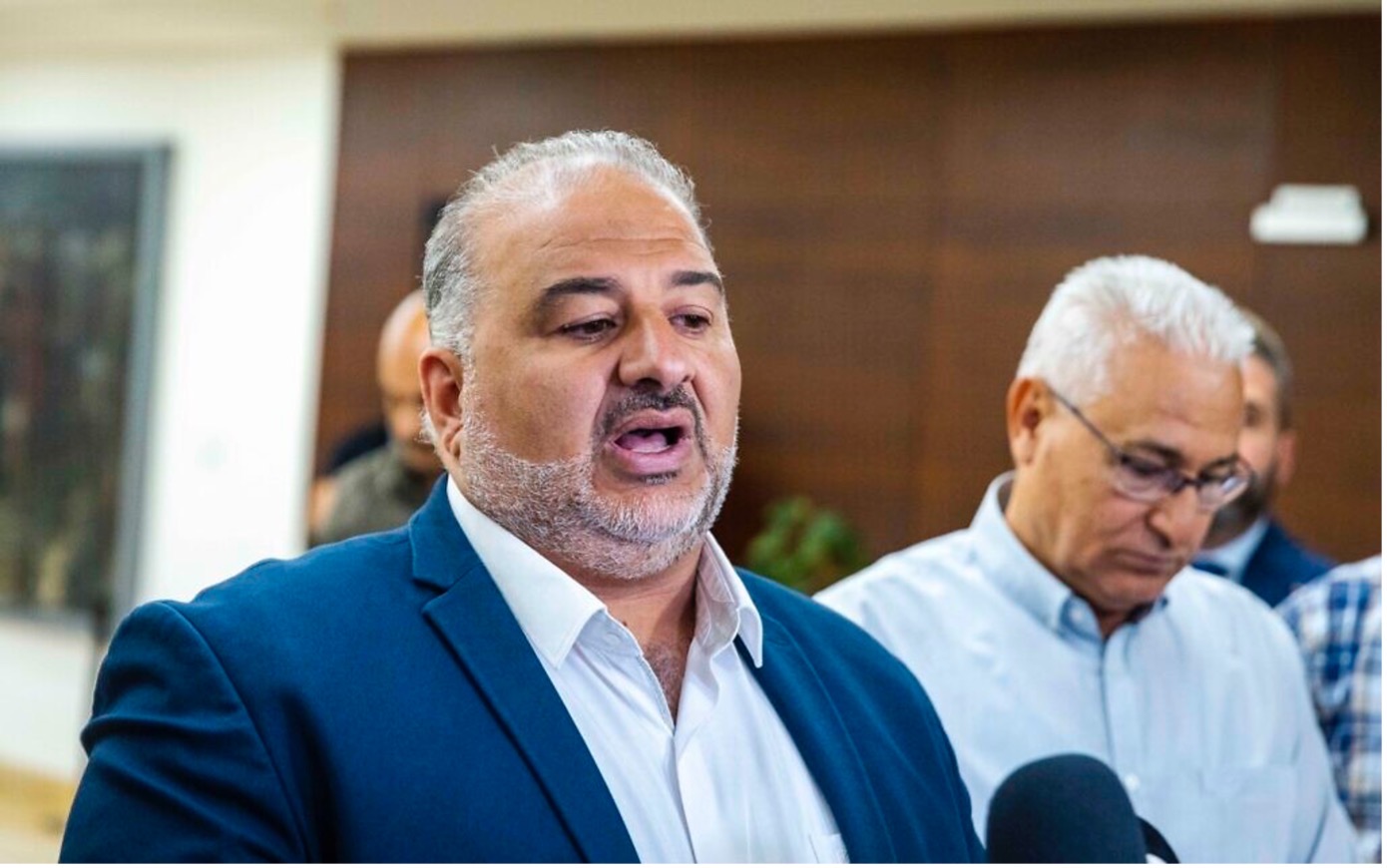 阿拉伯聯合黨（Ra'am，註：拉姆黨）領導人阿巴斯議員於2022年5月11日在以色列議會上向新聞界發表聲明。（照片來源：Olivier Fitoussi/Flash90）