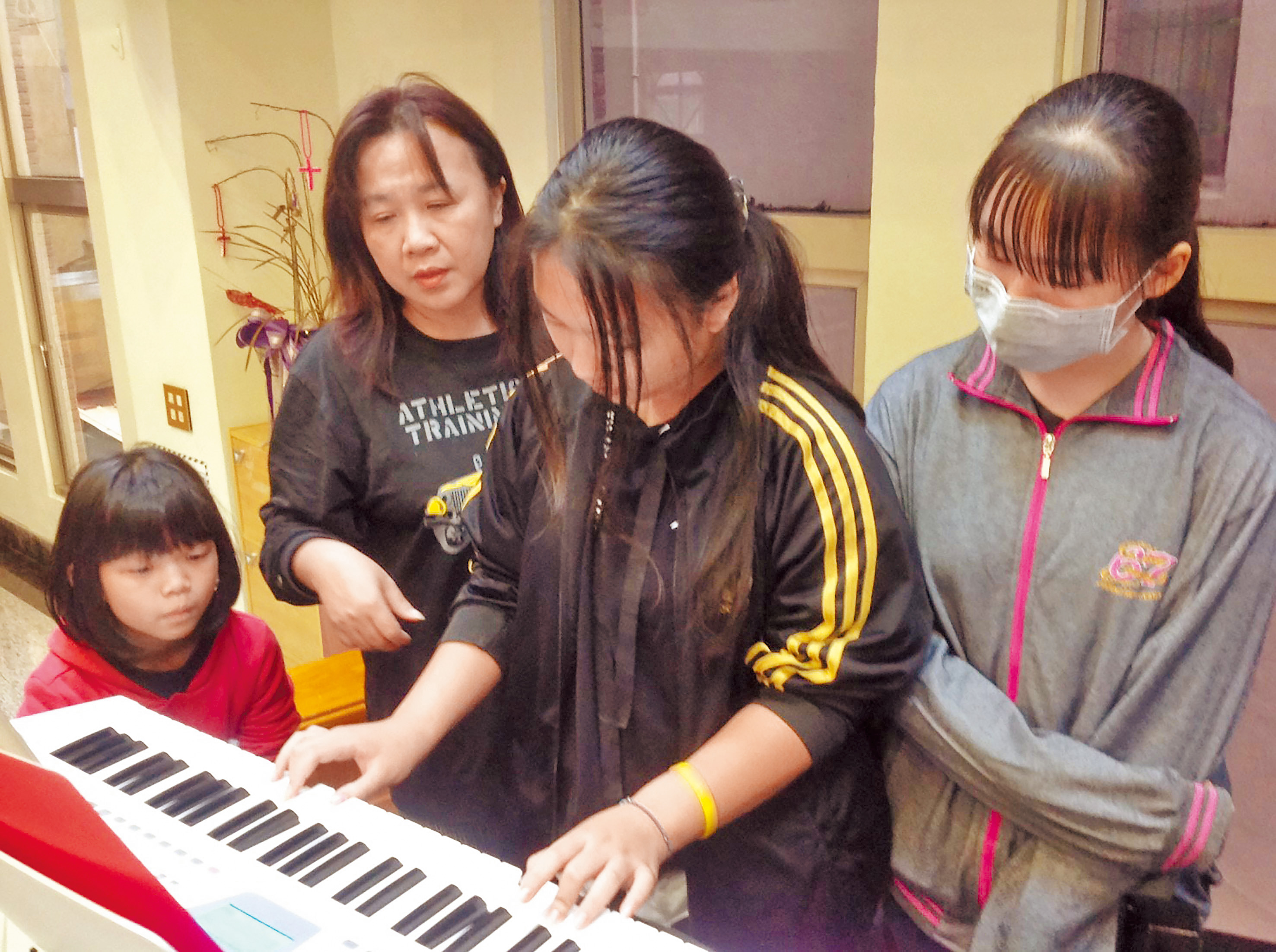 張慧珍牧師輔導孩子們學琴。