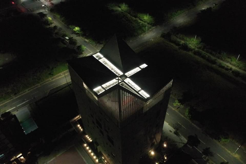 夜晚發光的十字架照亮夜空（翻攝自淡江教會臉書）