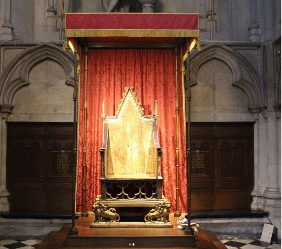 原置於西敏寺教堂的加冕椅，由愛德華一世於 1300 年創建。從那時起，共舉行了 38 次加冕典禮。現在位於聖喬治禮拜堂。70年前女王在此登基。