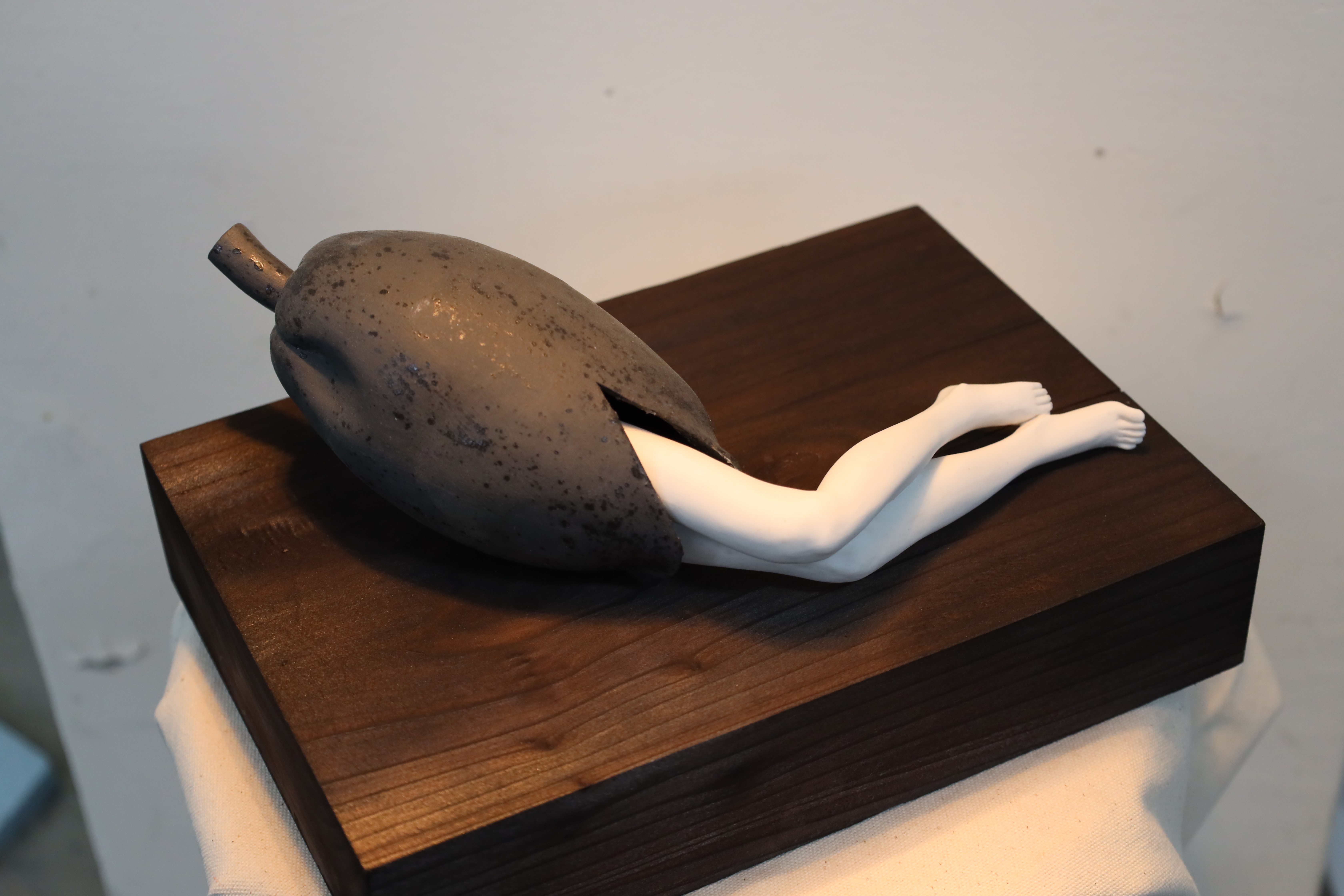 陳冠勳藝術家以白陶土創作「有腳的種子」，傳達孕育生命的美麗姿態。。